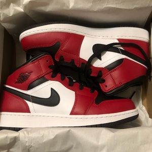 Nike Air Jordan 1 Mid Chicago Black Toe